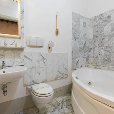 F4 - Santa Croce One Bedroom Flat 2 To 4 Guests דירה *